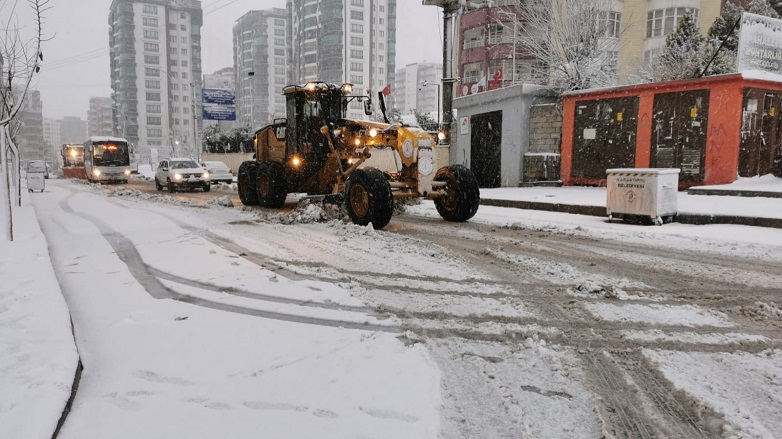 Karaköprü Belediyesi Karlı Yolları Temizliyor;