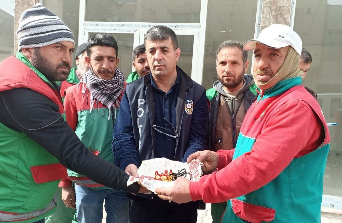 Karaköprü'lü Temizlik İşçileri Adıyaman'da Poşet Dolusu Altını Emniyete Teslim Etti.