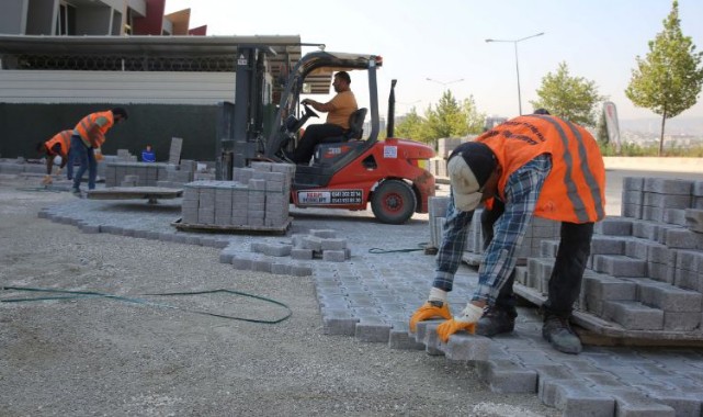 Karaköprü Mehmetçik Mahallesinde Yeni Açılan Yollara Parke Taşı Döşeniyor;