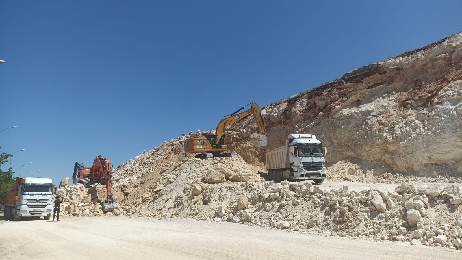 Eyyübiye Belediyesi Konutların Yapılacağı Bölgeye Yol  Açıyor