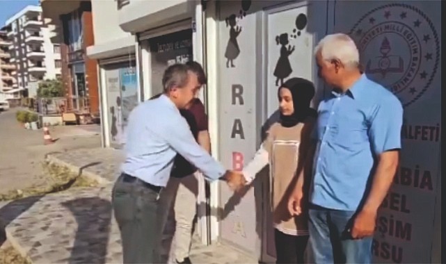 Gündem Olan Öğrenciye Altın Takma Görüntülerinde İşin Aslı Başkaymış;