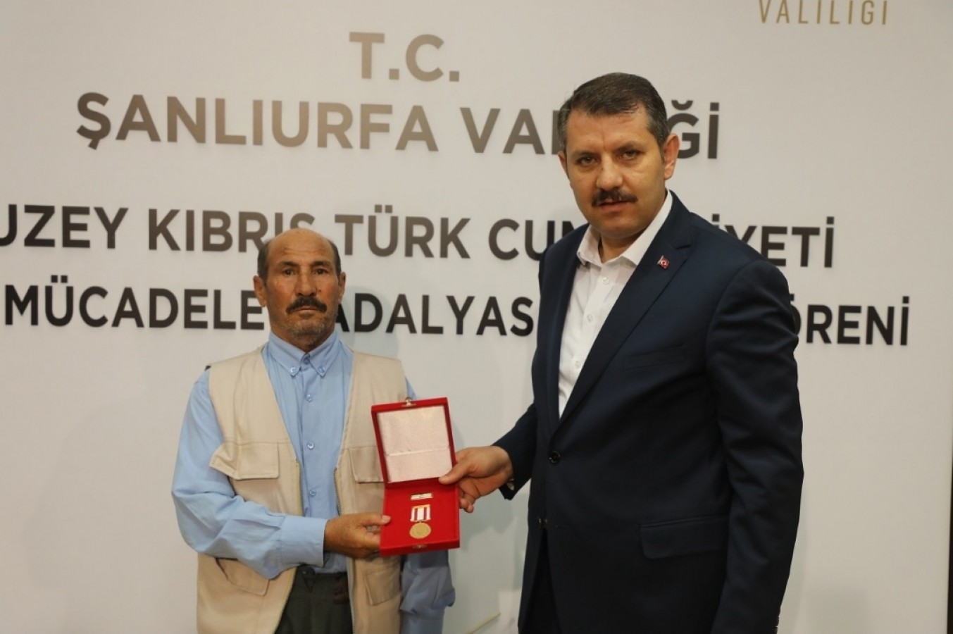 Şanlıurfa Valisi Gazilere Madalya Verdi;