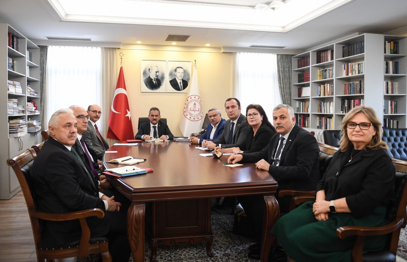 MEB Bakanı Özer Öğretmenlerin Zorunlu Çalışma Yükümlülükleri Ertelendi