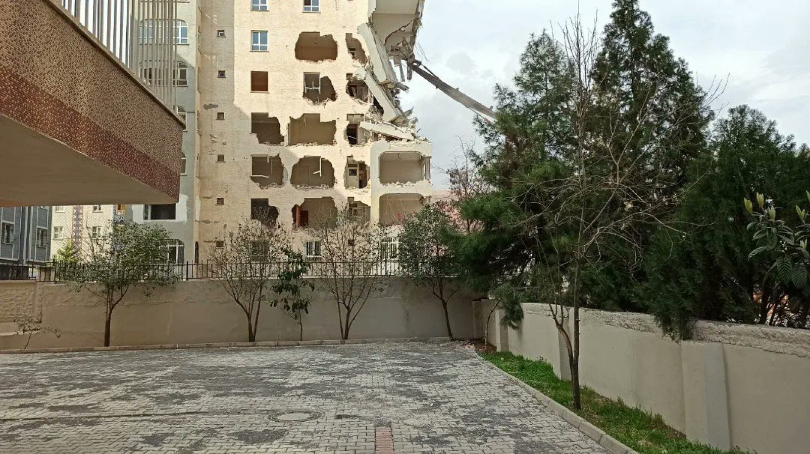 Urfa'da Depremde Ağır Hasarlı Bina için Vatandaşların Tepkisi Sonuç Verdi Yıkıma Başlandı