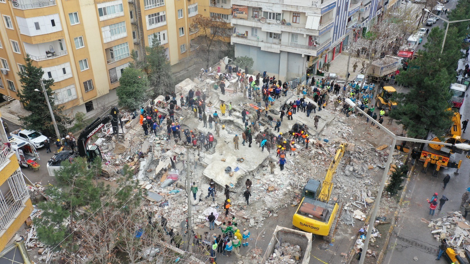Depremde Yaptıkları Binaları Yıkılan müteahhitlere Yurt Dışı Yasağı Talebi