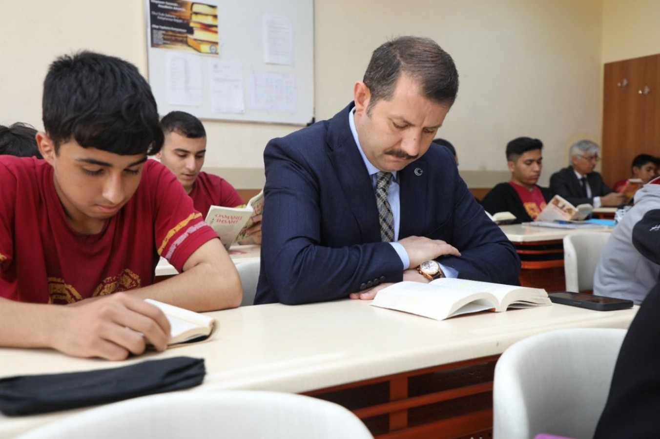 Urfa Valisi Ayhan Öğrencilere Sürprizini Açıkladı