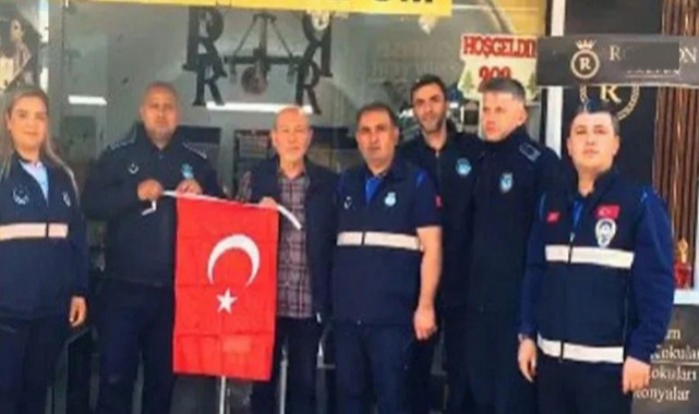 Eyyübiye'de 11 Nisan Kurtuluş Gününde Esnaflara Bayrak Dağıtıldı