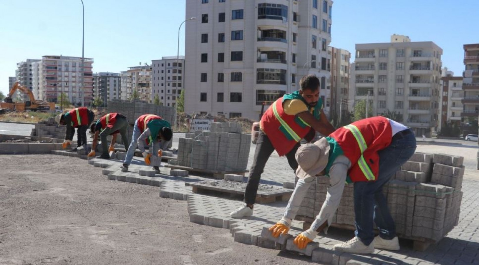 Karaköprü Belediyesinden Yeni Açılan Yollarda Çalışma;