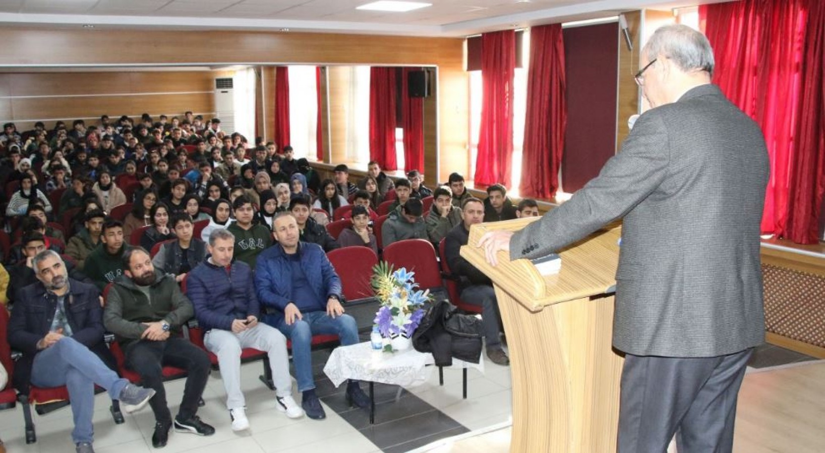 Haliliye'de Öğrencilere Başarıda Moral ve Motivasyon Semineri