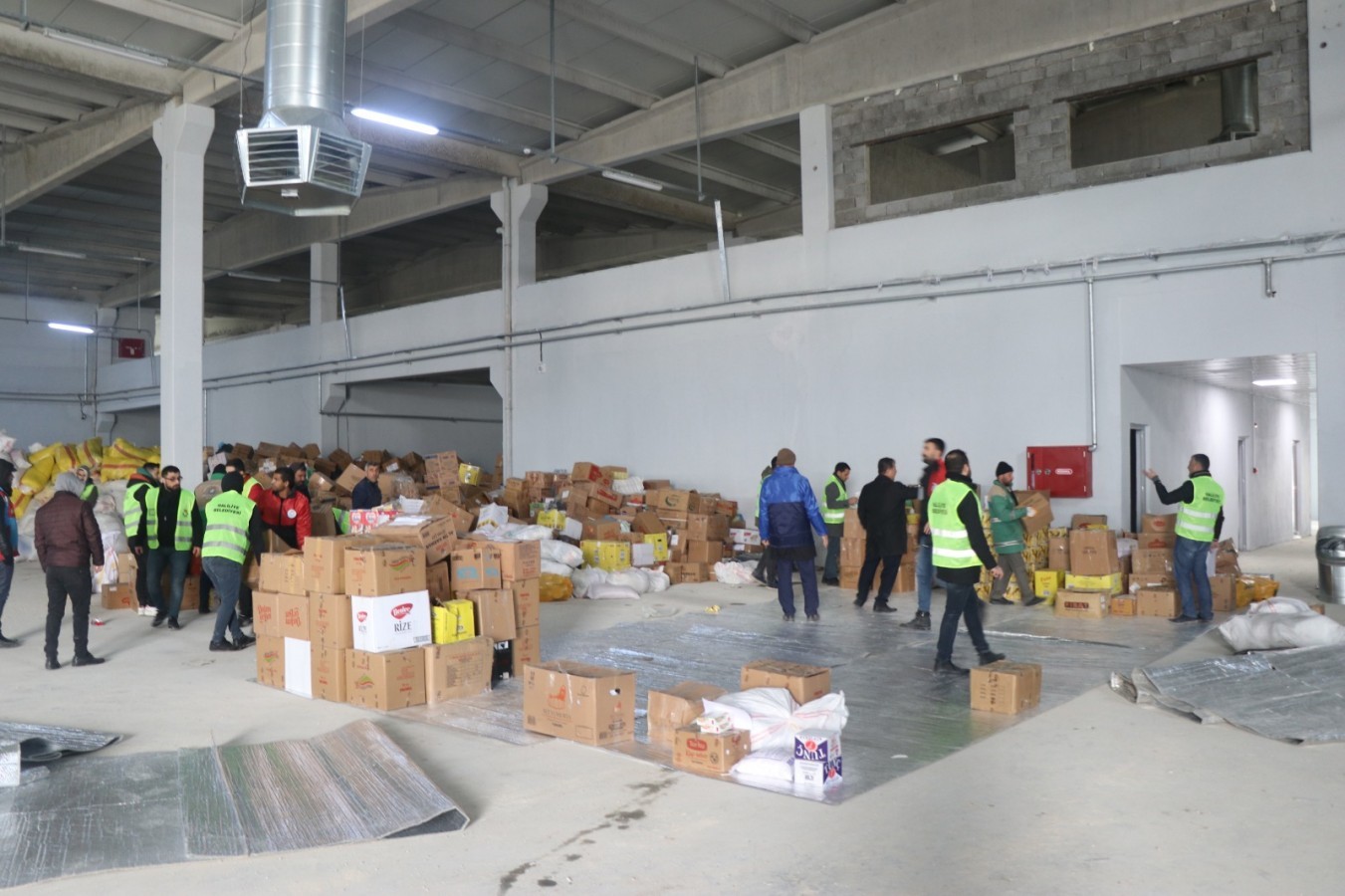 Haliliye Belediyesi Depremzedelerin Temel İhtiyaçlar için Vatandaşların Yanında