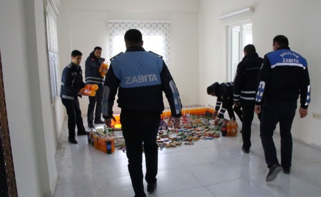 Haliliye'de Zabıtalar son kullanım tarihi geçmiş ürünler imha etti.;