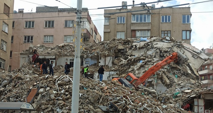 Urfa'da Hasarlı Binaların Yıkım İşlerinde Çalışan İş Makinesi Kaza Yaptı;