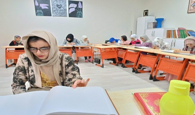 Şanlıurfa'lı Esra, Kur'an-i Kerim'i Parmaklarıyla Hatim Etti.