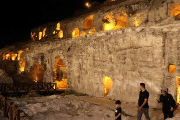 Şanlıurfa Kızılkoyun Nekropolü Ziyaretçi Akınına uğruyor..