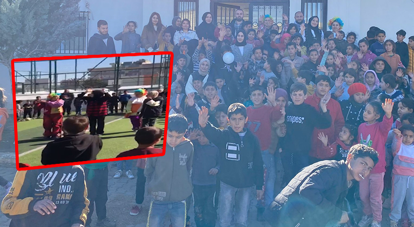 Urfa'da Depremzede Çocuklar Palyaçolarla Top Oynadılar