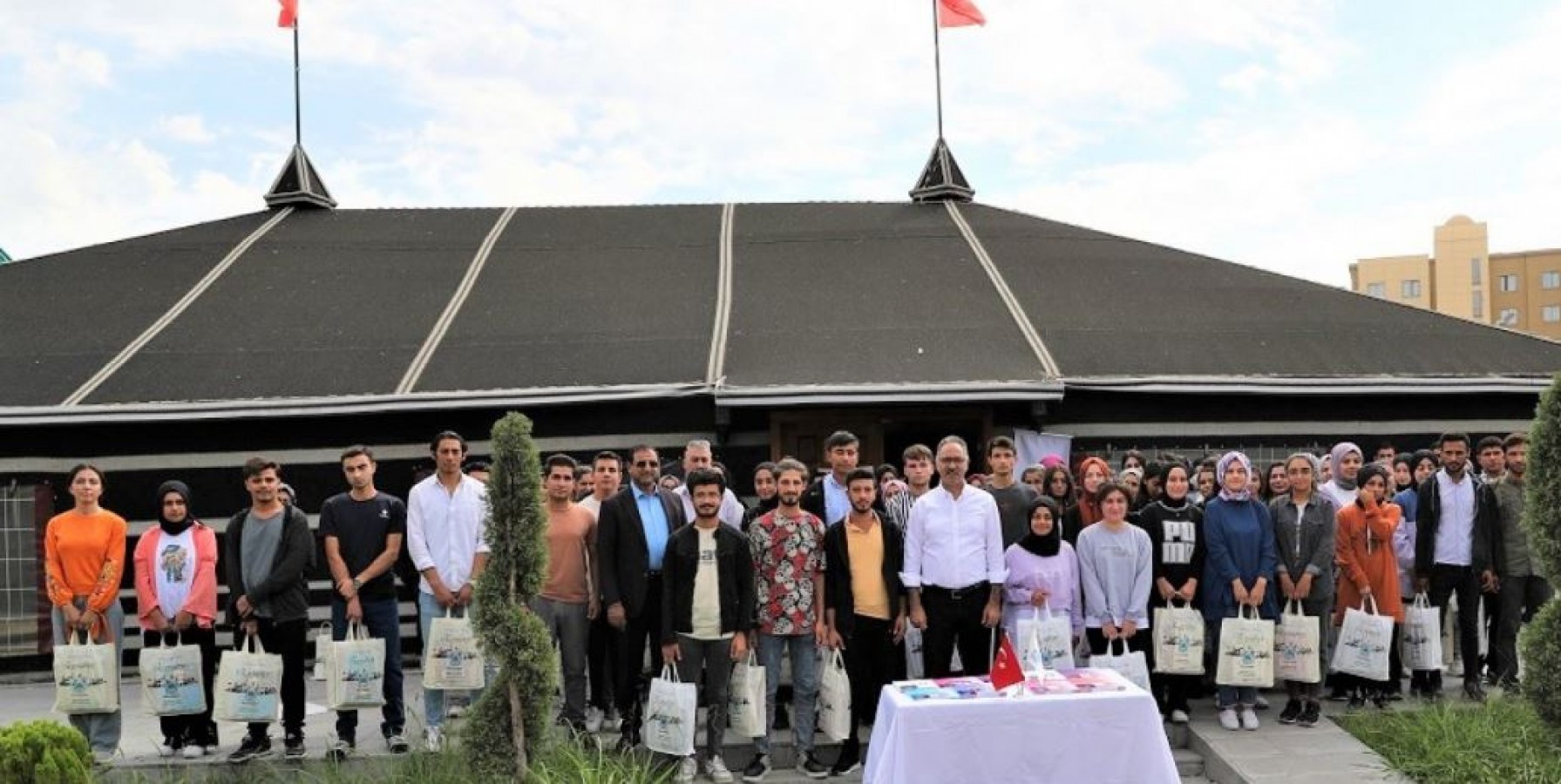 Eyyübiye'de Sınavlara Hazırlanan Öğrencilere Eğitim Seti Desteği