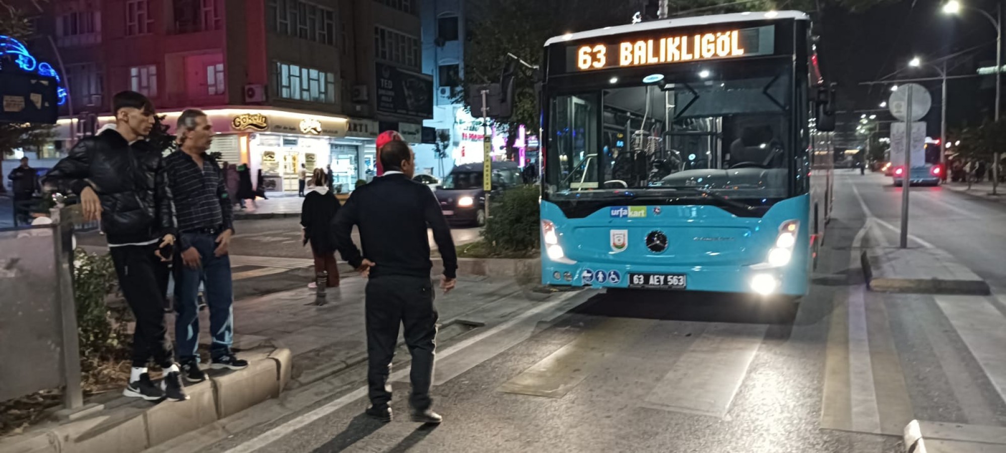 Halk Otobüsü ile Motosiklet Kazası Yaralılar Var..;