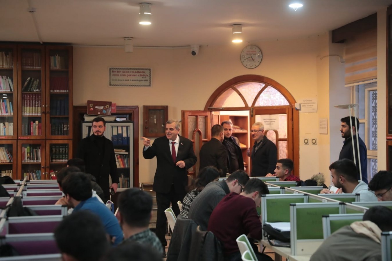 Başkan Beyazgül kütüphanede gençlerle buluştu;