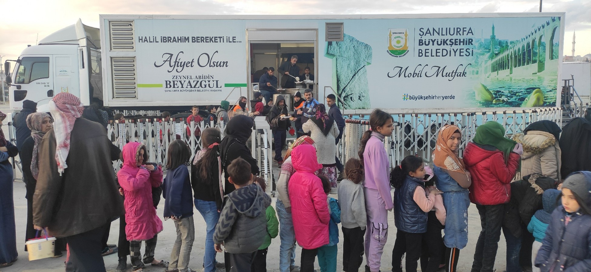 Şanlıurfa Büyükşehir Belediyesinden Binlerce Depremzedeye Sıcak Yemek;