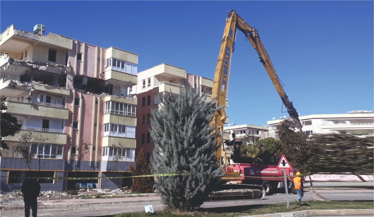 Urfa'da Acil Yıkılacak Binaların Yıkımlarına Başlandı