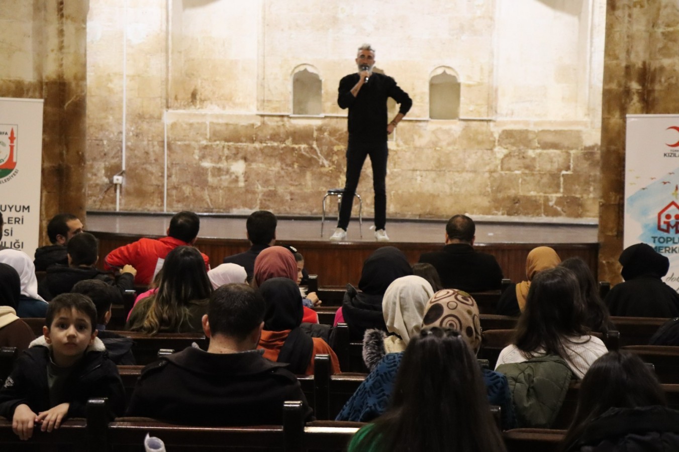 Şanlıurfa'da Çocuklar, sinema ve stand up gösterisiyle eğlenceli bir gün yaşadı.