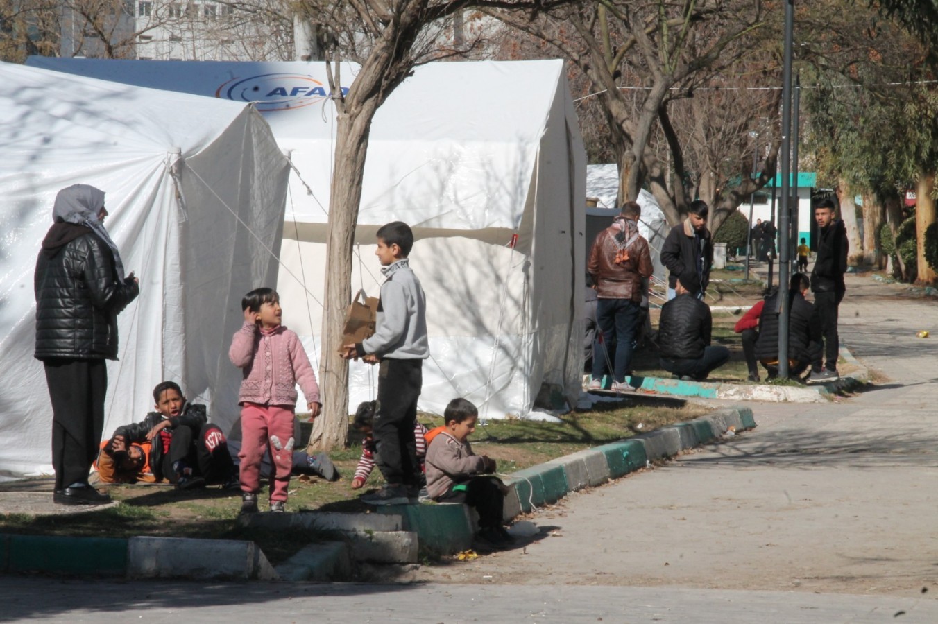 Şanlıurfa'da depremzedeler çadır kentlerde yaşamlarına devam ediyor.;