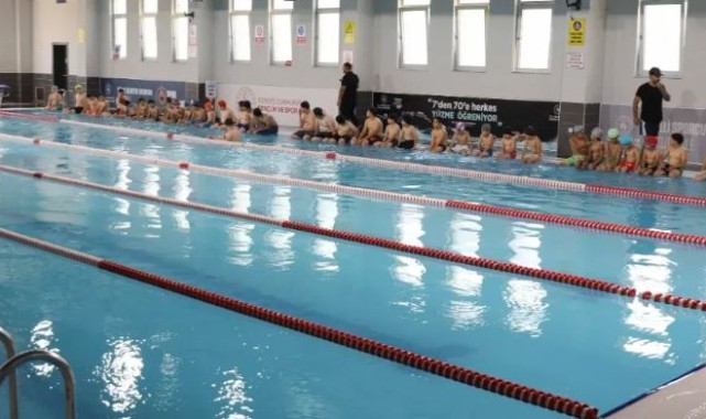 Karaköprü 'de çocuklar zamanını yüzmeyi öğrenerek değerlendiriyor;