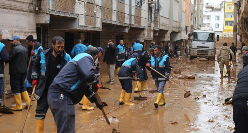 Eyyübiye'de Selden Etkilenen Mahallelerde Çalışmalar Devam Ediyor;