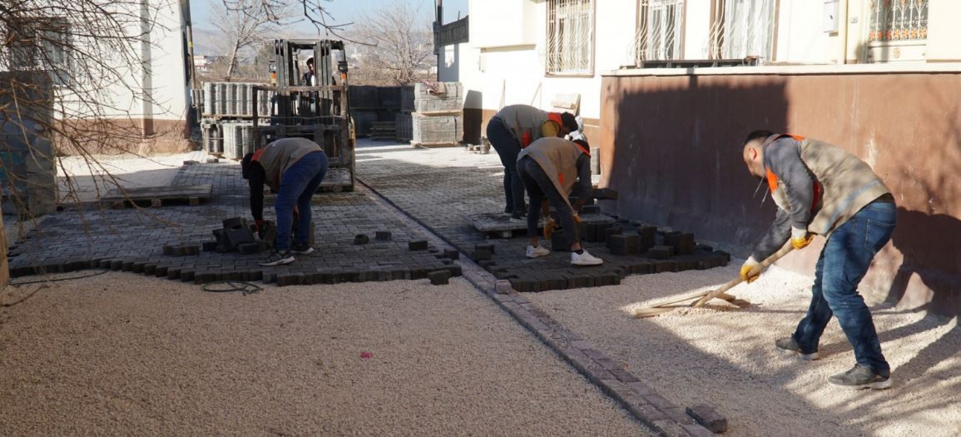 Haliliye'de Kırsal ve Merkez Mahallelerinde Yol Çalışması;