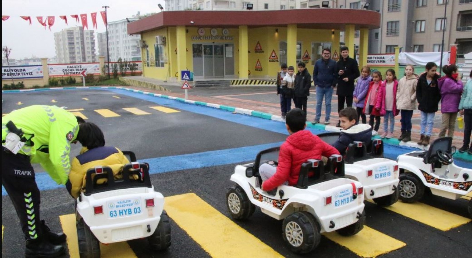 Haliliye'de Çocuklar Akülü Arabalarla Sürücülük Deneyimi Yaşıyor