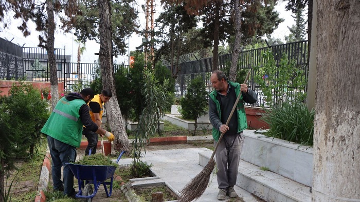 Şanlıurfa'da Bayram Öncesi Mezarlıklarda Temizlik Çalışması;