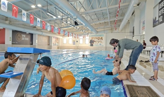 Eyyübiye Çocuklar ve Gençler Yarı Olimpik Havuzda Eğleniyor