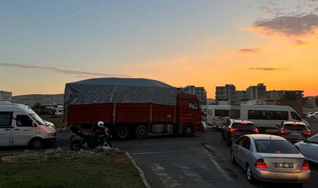 Şanlıurfa Akçakale Yolundaki Kavşakta Trafik Çilesi;