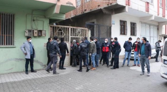 Ev sahibine kızıp evi ateşe verdiler, 2 polisi yaraladılar;