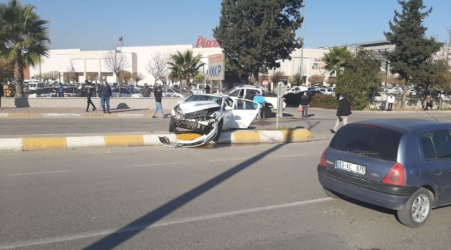 Şanlıurfa&#39;da araçlar çarpıştı: Yaralı var;