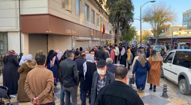 Şanlıurfa'da PTT önlerindeki yoğunluk sürüyor;