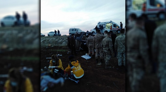 Urfa&#39;da araç refüje çarpıp takla attı: 1 ölü 1 yaralı