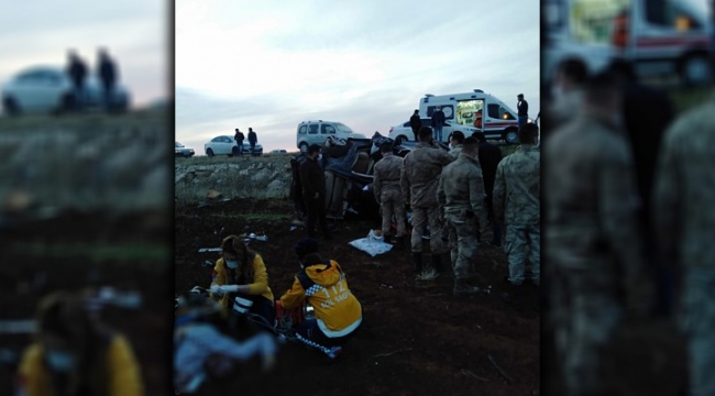 Urfa&#39;da araç refüje çarpıp takla attı: 1 ölü 1 yaralı;