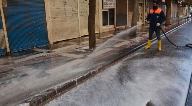 Urfa&#39;nın ilçesinde dezenfekte çalışması yapıldı;