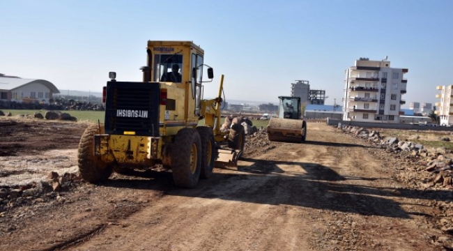 Urfa&#39;nın ilçesinde yol çalışmaları sürüyor;