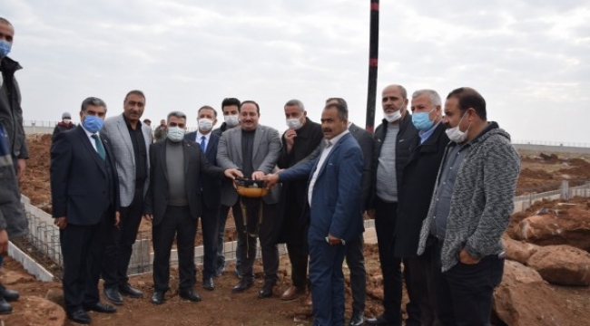 Viranşehir'de halı saha için temel atıldı;