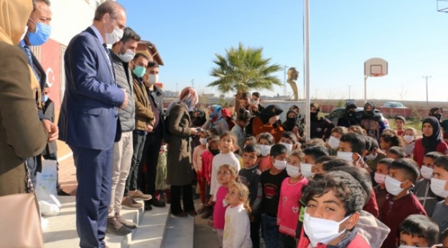 Akçakale'de 400 öğrenciye yardım! Başkan "Devam edecek" dedi;