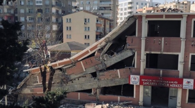 Bahçelievler&#39;deki gençlik merkezi yıkıldı;