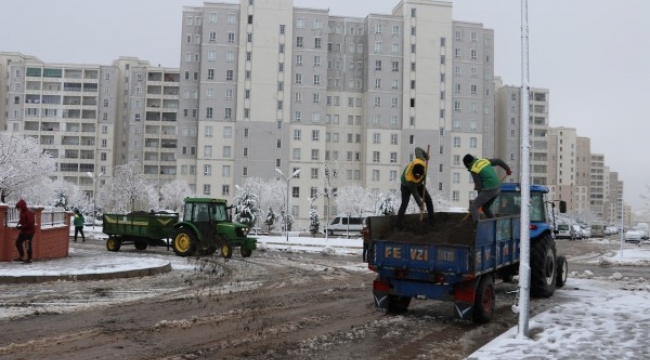 Karaköprü&#39;de kar mücadelesi: Yollar temizlendi;