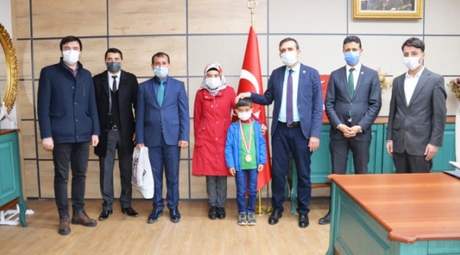 Milli Eğitim Müdürü, dünya birincisi Halil'i konuk etti;