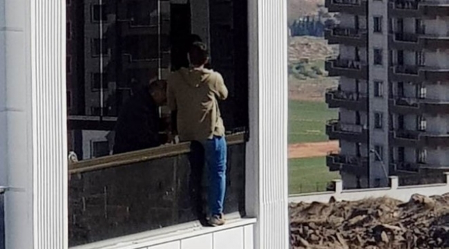 Şanlıurfa'da apartman balkonunda tehlikeli çalışma;