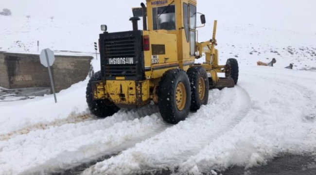 Siverek&#39;te yollar kardan temizleniyor;