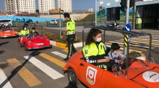 Urfa&#39;da çocuklara trafik eğitimi veriliyor;