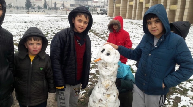 Urfa'da çocukların kar sevinci;