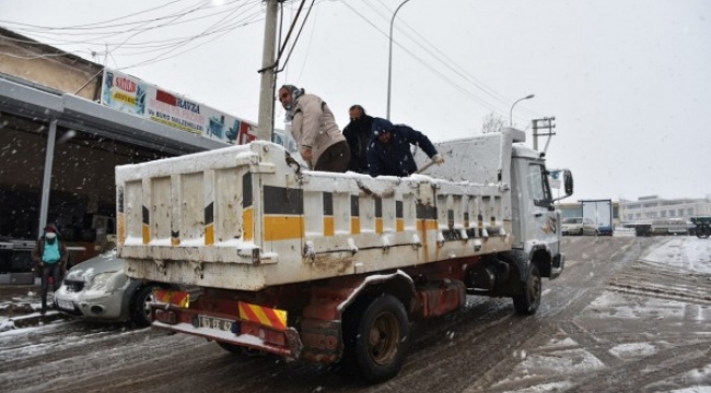 Urfa&#39;nın ilçesinde kar harekatı: Çalışma yapılıyor;